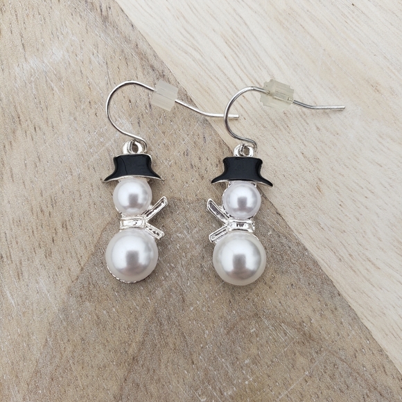 48. Elegant Snowman Pearl Earrings - Picture 5 of 7